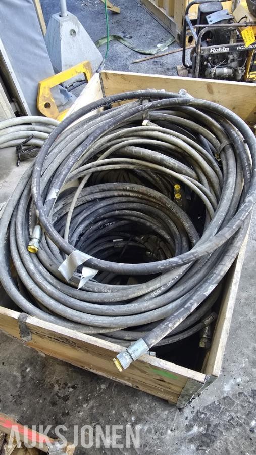 Brukte og ubrukte hydrauliske slanger
